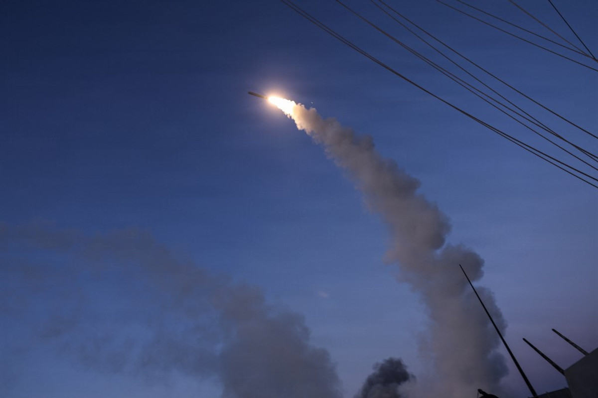 Американський есмінець випускає ракету Tomahawk