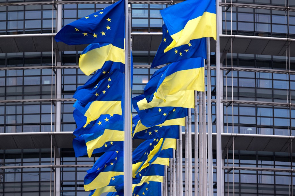 Європейський Союз та українські прапори майорять біля Європейського парламенту в Страсбурзі