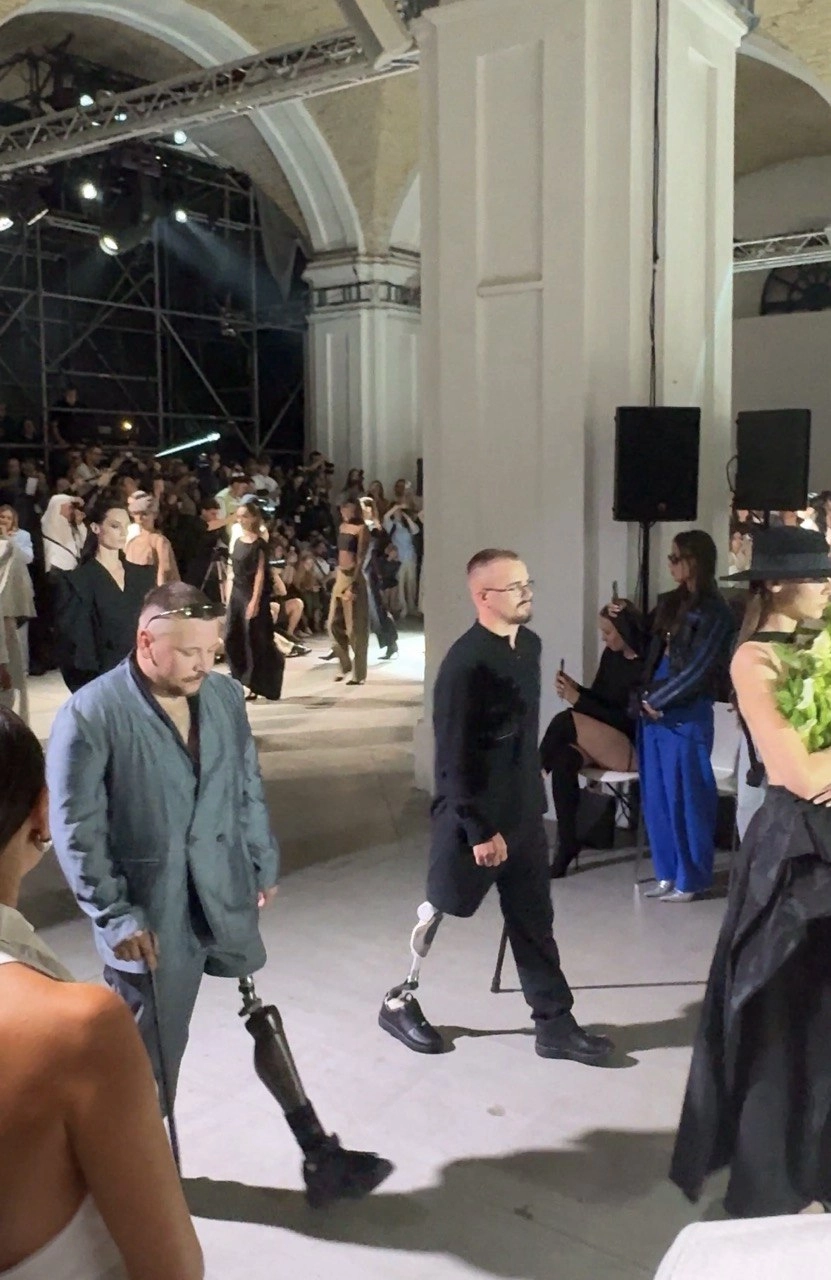 Поранені солдати на подіумі Ukrainian Fashion Week SS27.