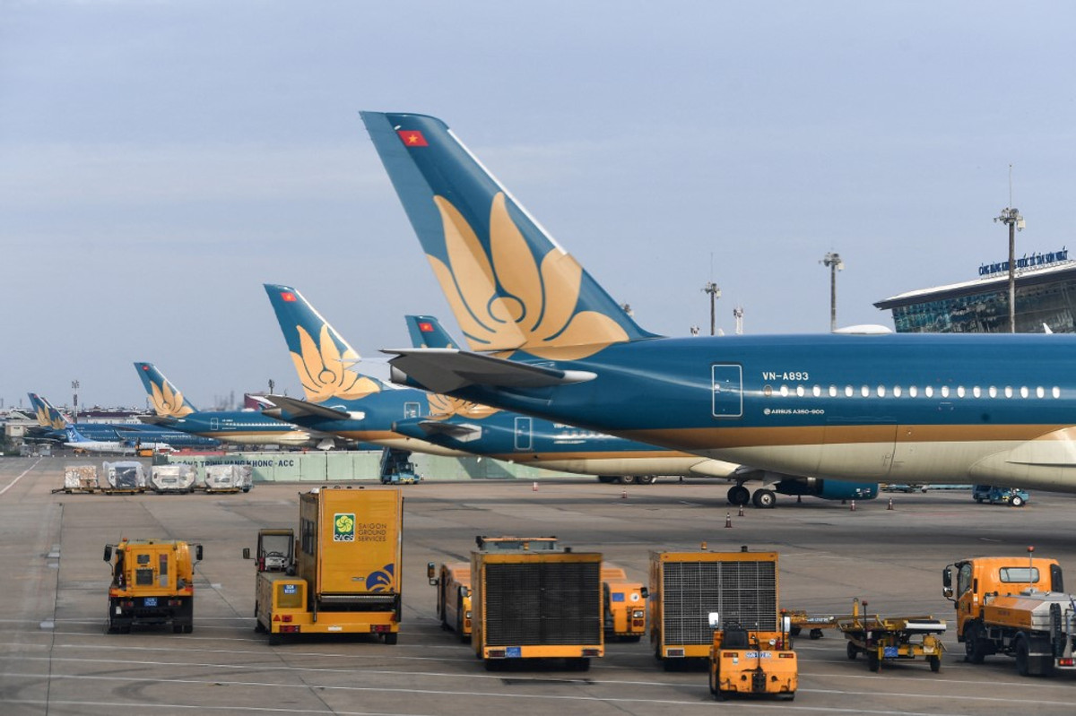 Літаки Vietnam Airlines на злітній смузі в міжнародному аеропорту Таншоннят, Хошимін, 1 грудня 2021 року.