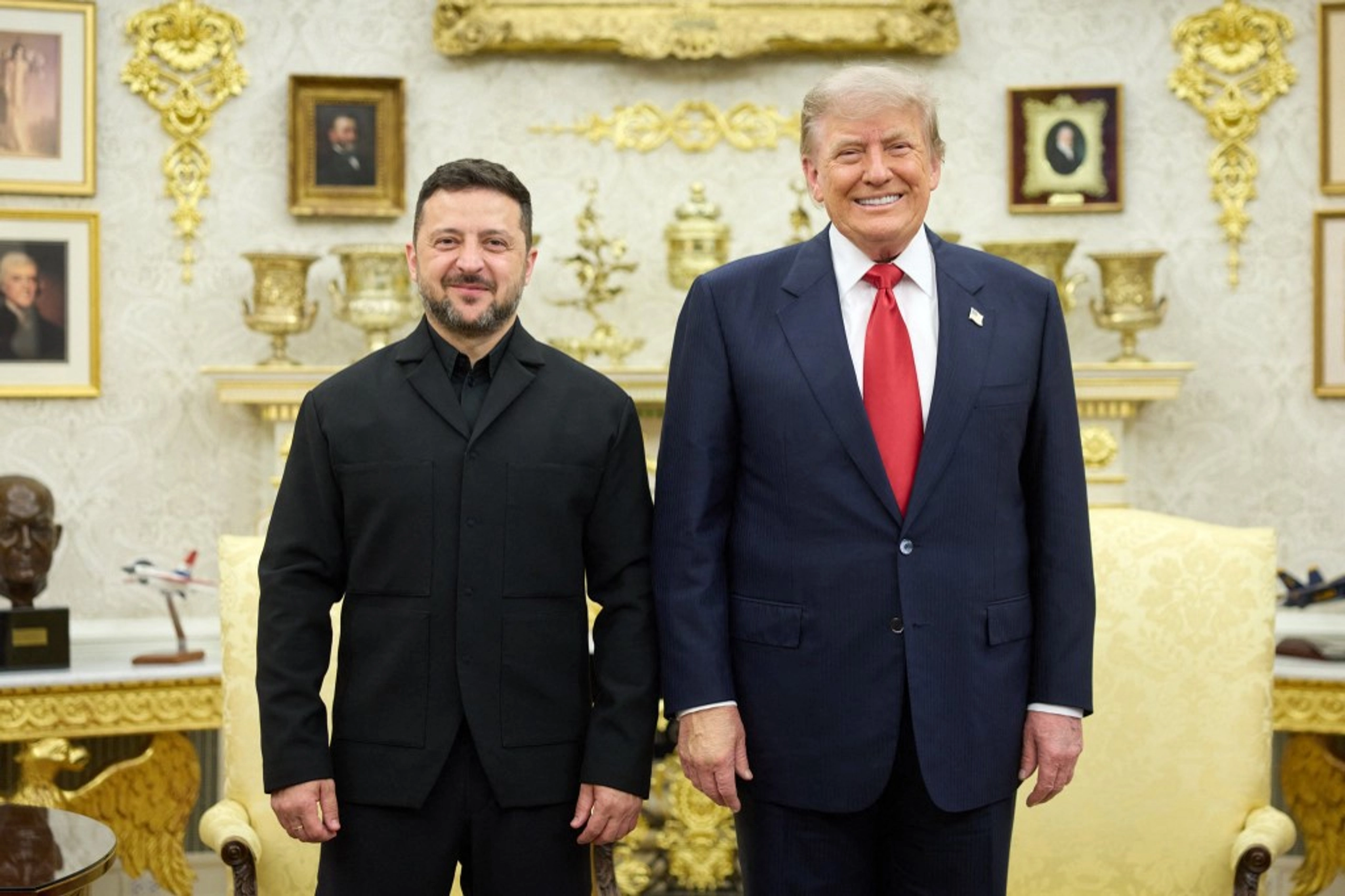 Президент Володимир Зеленський та президент США Дональд Трамп позують для фото під час зустрічі у Вашингтоні, округ Колумбія, 28 липня 2026 року.