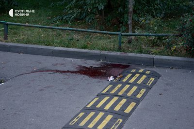 Сліди крові у житловому масиві Березняки у Дніпровському районі Києва, де сталася стрілянина 2 вересня 2026 року