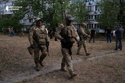 Співробітники СБУ у житловому масиві Березняки у Дніпровському районі Києва, де сталася стрілянина 2 вересня 2026 року
