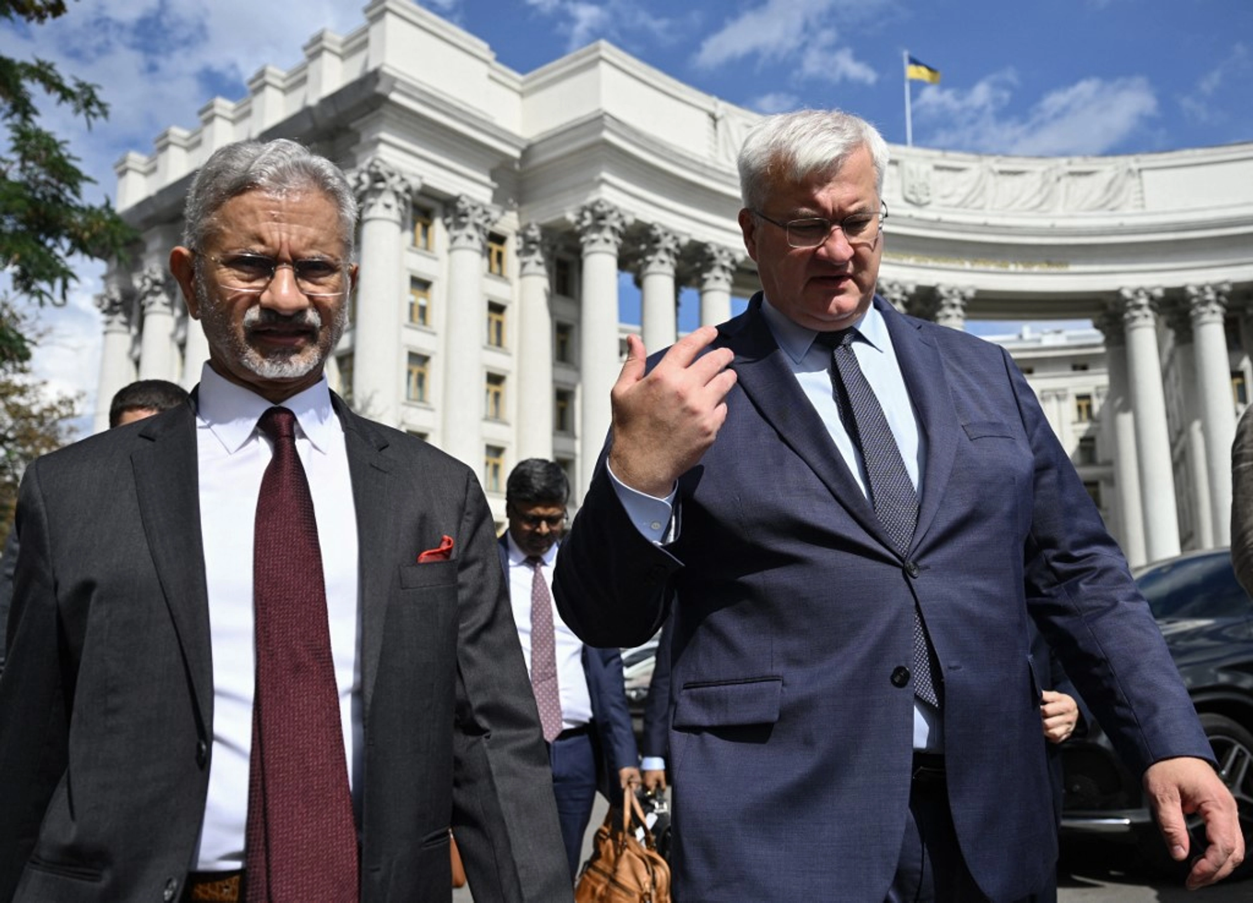 Міністр закордонних справ України Андрій Сибіга (праворуч) та міністр закордонних справ Індії Субраманьяма Джайшанкара (ліворуч) йдуть перед Міністерством закордонних справ після зустрічі в Києві 3 вересня 2026 року на тлі російського вторгнення в Україну.