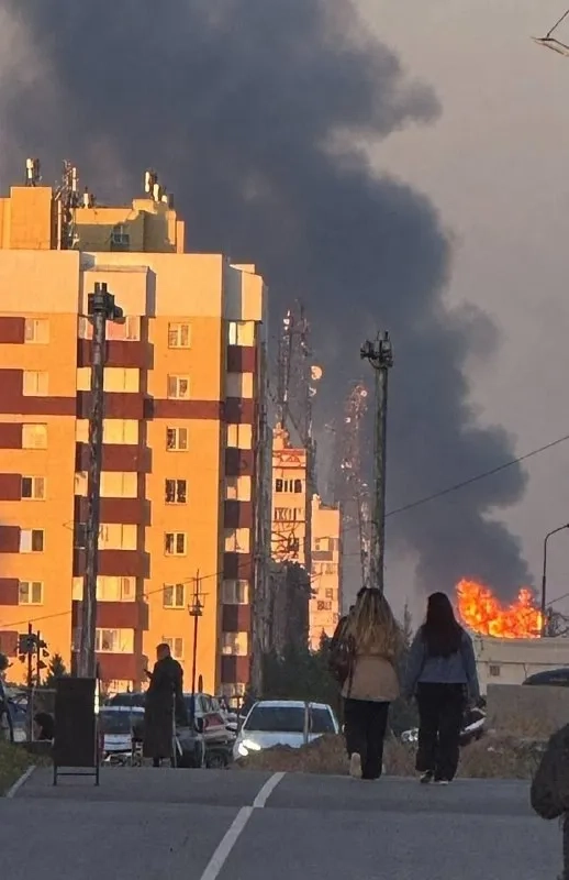 Ямал, північна Росія, 2900 км від України, пожежа на газоконденсатному заводі в Новому Уренгої, величезне полум’я до неба, 9 вересня. Це, ймовірно, новий рекорд дальності удару. (Знімок з російського інтернету)