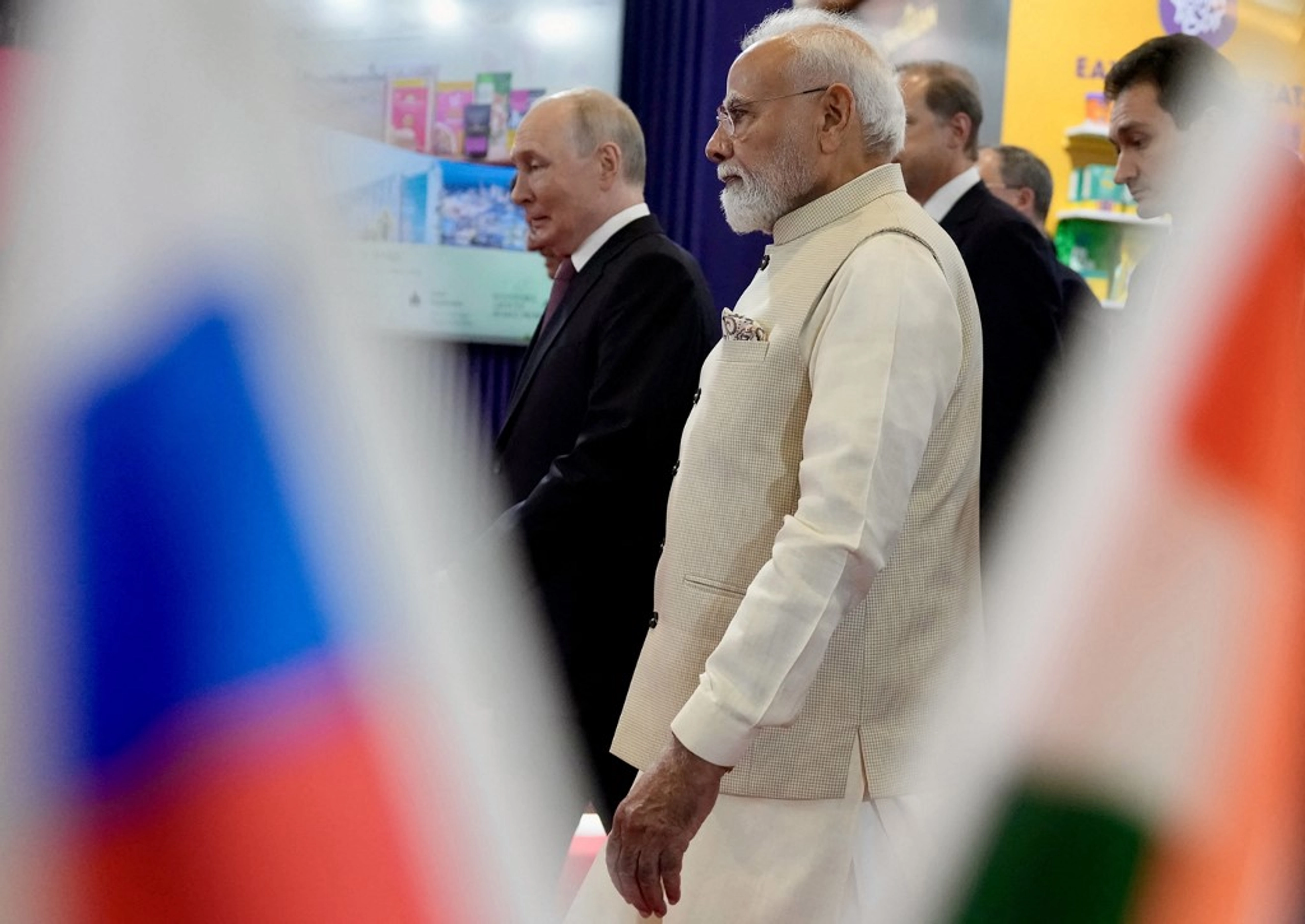 Прем’єр-міністр Індії Нарендра Моді та президент Росії Володимир Путін на виставці на полях саміту БРІКС у Нью-Делі.