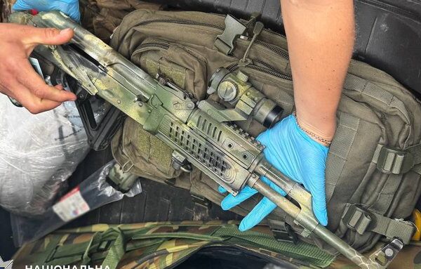 На Київщині блокпост зупинив автівку з арсеналом зброї