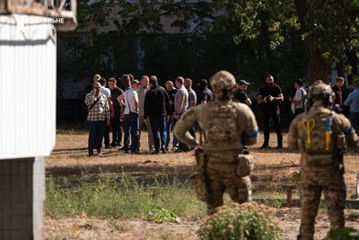 Переговори між представниками спецслужб на місці стрілянини у житловому масиві Березняки у Дніпровському районі Києва, 2 вересня 2026 року
