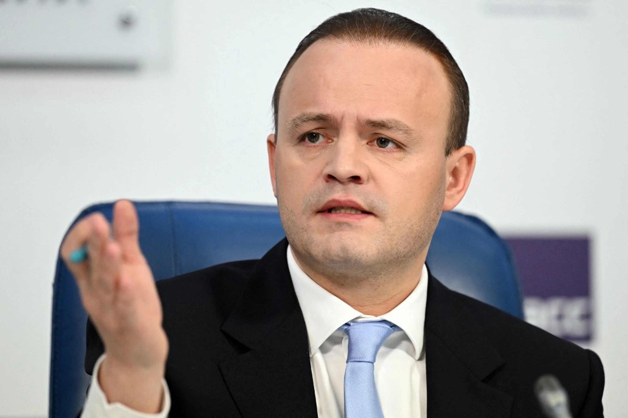 Кіберзлочинець, якого розшукує Інтерпол, був радником лідера партії «Нові люди» в Росії, повідомляє видання