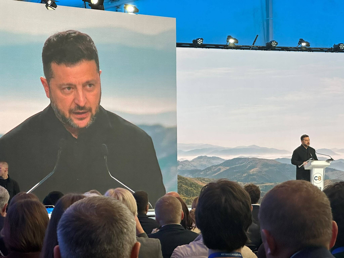 Президент Володимир Зеленський виступає на Саміті Карпатської вісімки (C8) у Буковелі, Україна, 18 вересня 2026 року