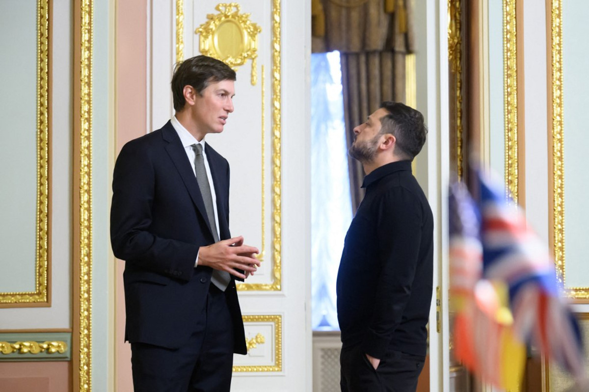 Президент Володимир Зеленський (праворуч) спілкується з зятем президента США Дональда Трампа Джаредом Кушнером (ліворуч) під час їхньої зустрічі в Києві 6 вересня 2026 року на тлі російського вторгнення в Україну.