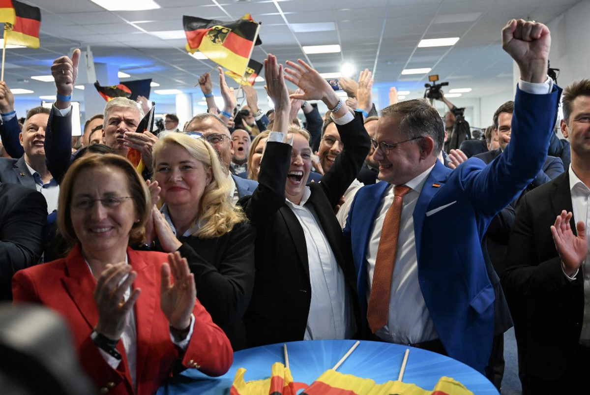 Лідери AfD Аліса Вайдель та Тино Хрупалла, а також член партії Беатрікс фон Шторх під час підрахунку перших екзит-полів після виборів до Європарламенту в Берліні, 9 червня 2024 року.