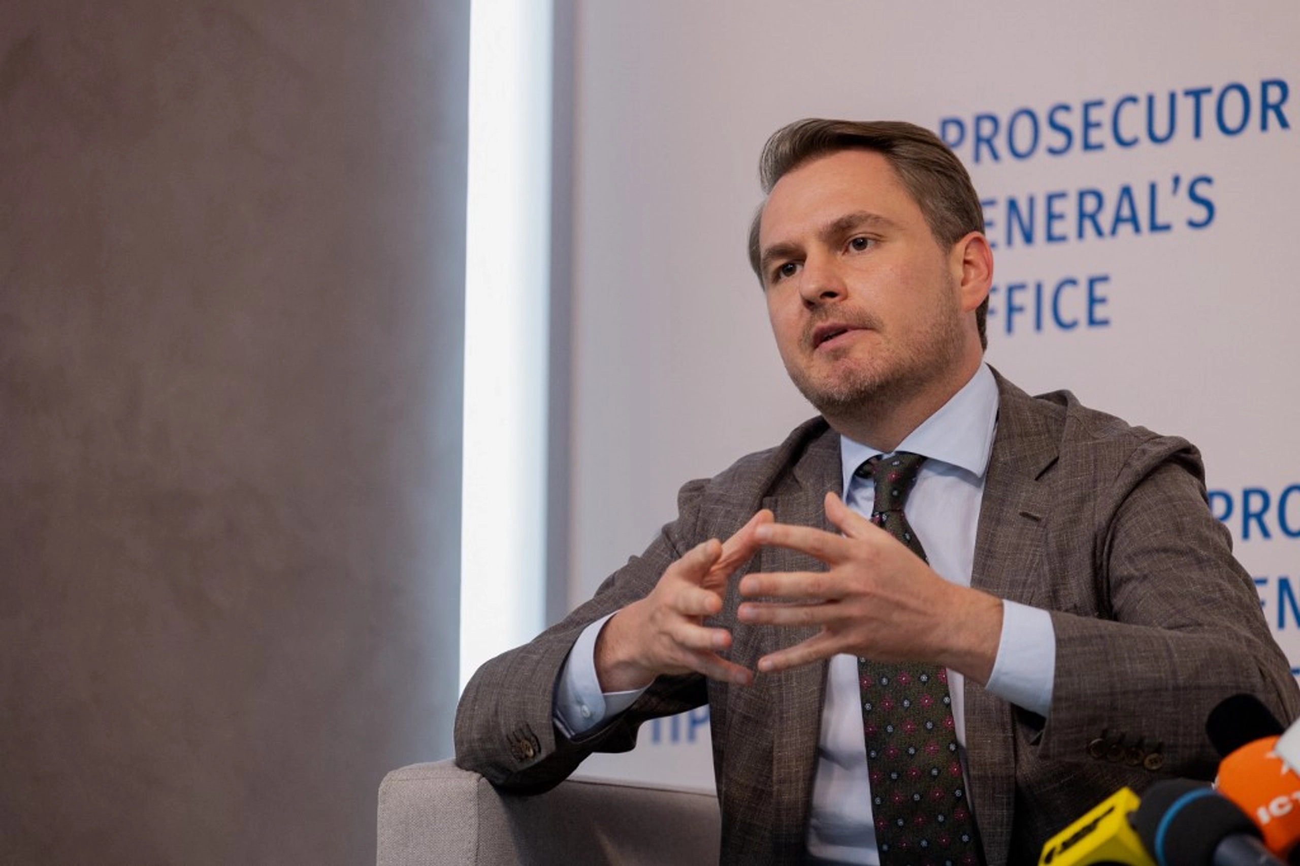 Генеральний прокурор України Руслан Кравченко виступає на прес-конференції у Києві 23 липня 2025 року. (Фото: Тетяна ДЖАФАРОВА / AFP)
