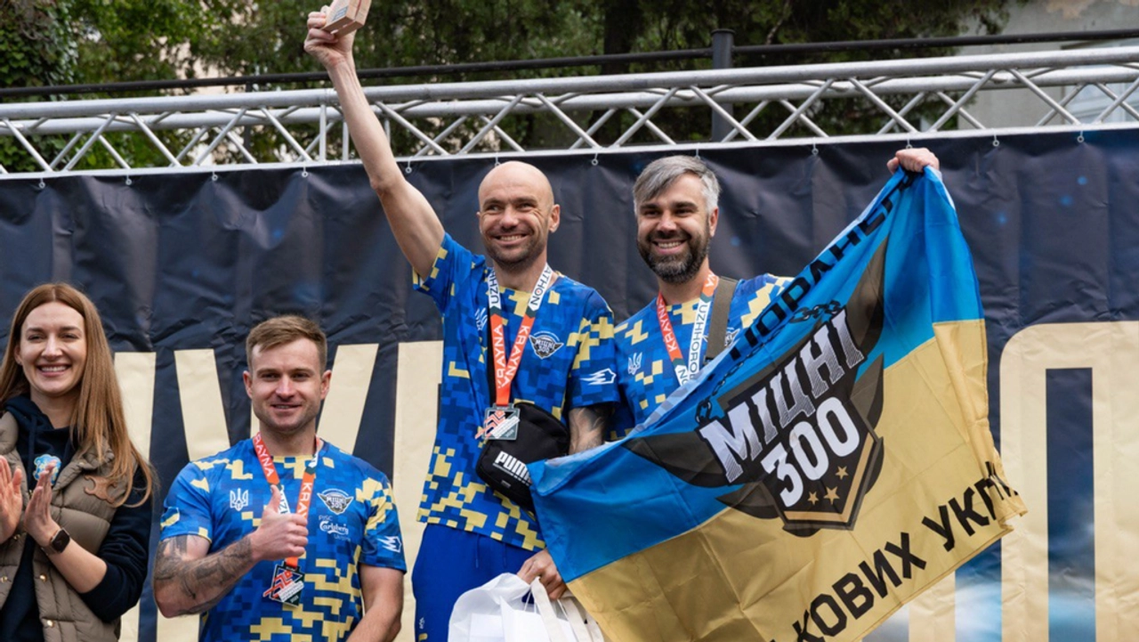 Члени «300 Strong» святкують перемогу в біговому змаганні.