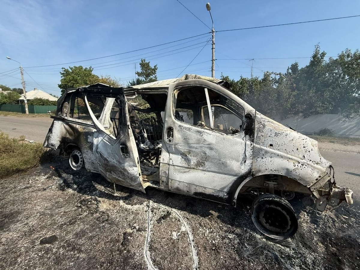 Пошкоджений обстрілом автомобіль у Краматорську