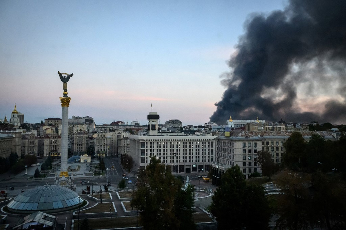 Дим піднімається над будівлями після російських авіаударів у Києві, 8 вересня 2026 року.