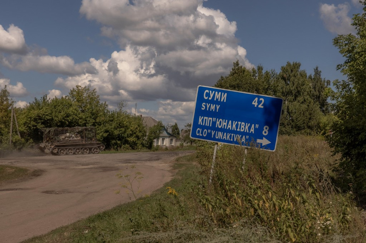 Українські військовослужбовці рухаються броньованою військовою технікою дорогою до кордону з Росією, Сумська область, 14 серпня 2024 року.