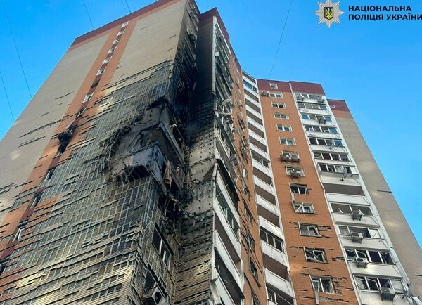 Київ під ударом: російський дрон пошкодив багатоповерхівку, люди постраждали