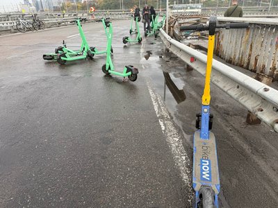 Кияни дістаються з лівого на правий берег Дніпра на самокатах і велосипедах після закриття Південного мосту