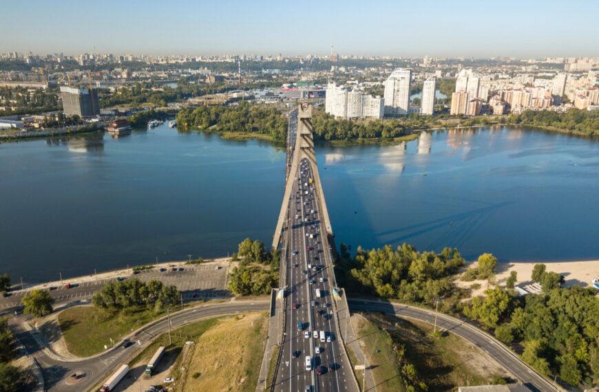 Наслідки ударів по мостах та сценарії для Києва: чи загрожує місту ізоляція