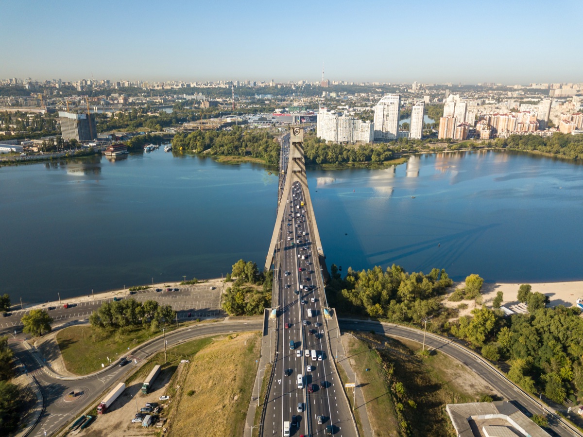 Києву загрожує ізоляція? Наслідки ударів по мостах та сценарії для міста - Хмарочос0