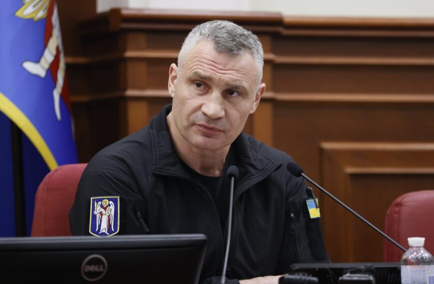 Кличко пояснив зупинки метро після атак і відповів на критику Корецького