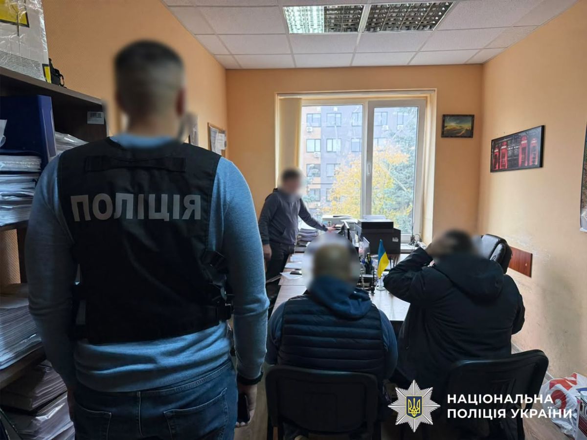 Огляд території підприємства поліцією та екологічною інспекцією