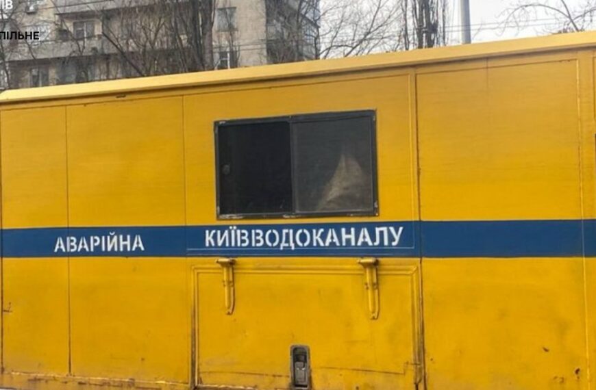 На вулиці Голосіївській у Києві провалився асфальт, пошкоджено водопровід