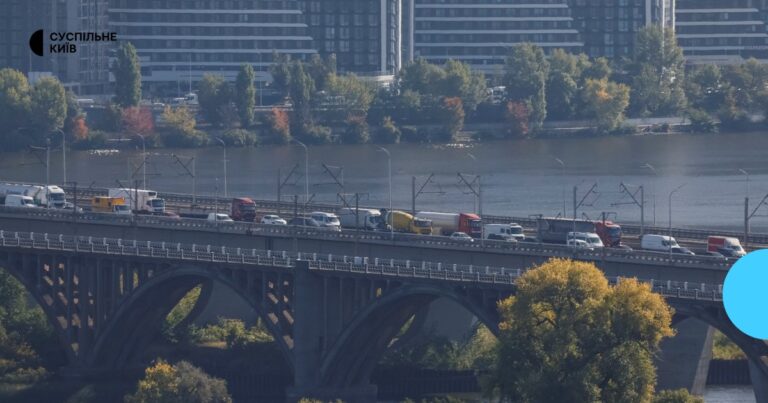 Затори на дорогах Києва після пошкодження Південного мосту