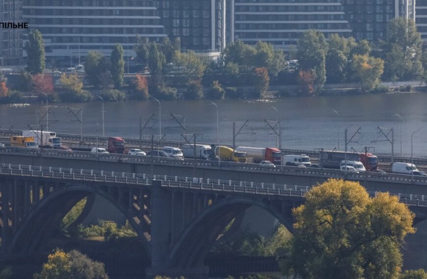 Затори на дорогах Києва після пошкодження Південного мосту