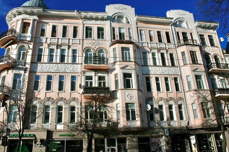 Фрагмент фасаду будинку №40/2 на Великій Житомирській, частково відреставрований.
