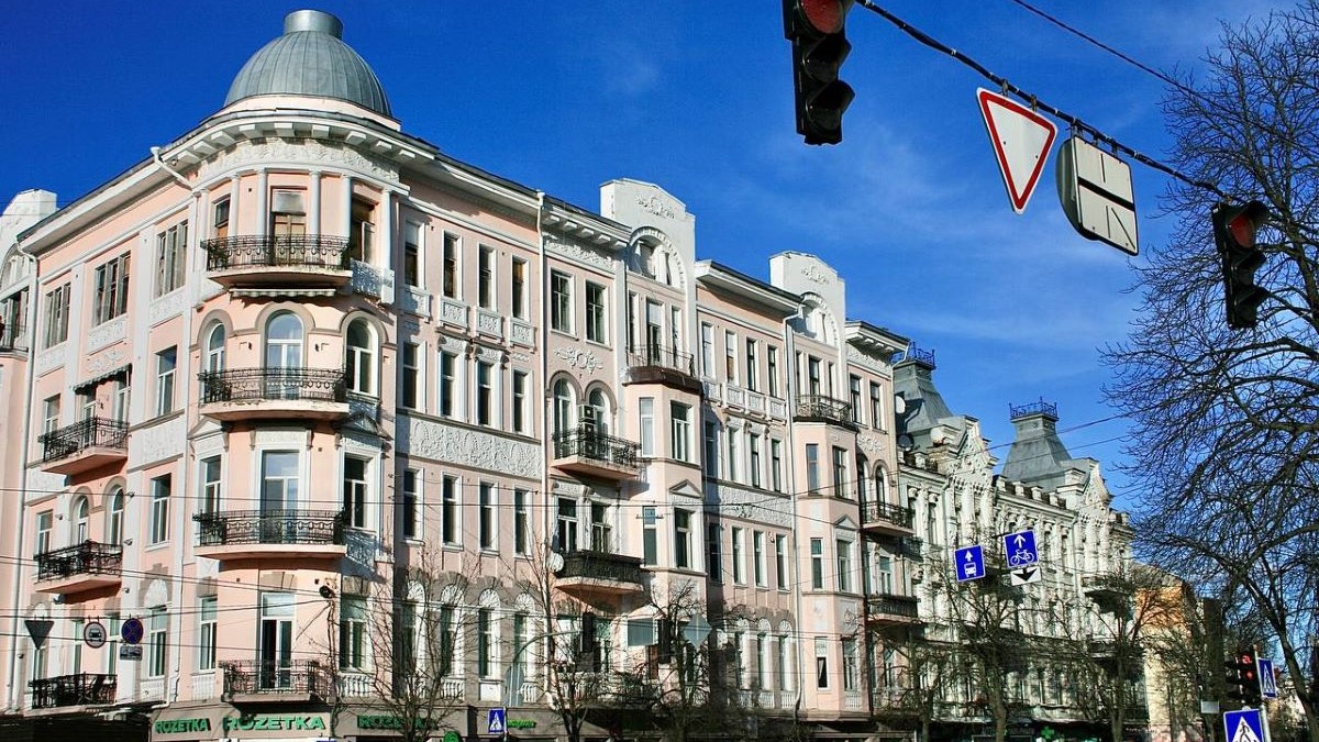 Будинок №40/2 на вулиці Велика Житомирська у Києві, відомий як "будинок-тортик".