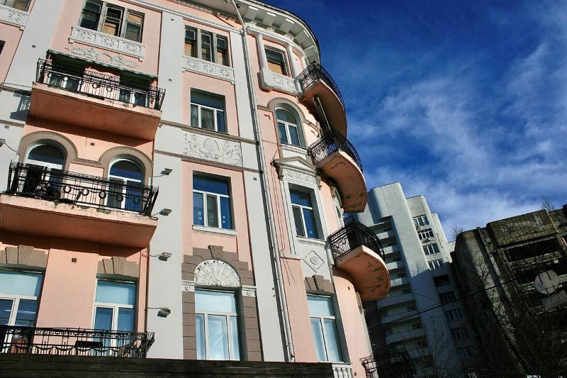 Вигляд внутрішнього двору будинку №40/2 на Великій Житомирській з заскленими балконами.